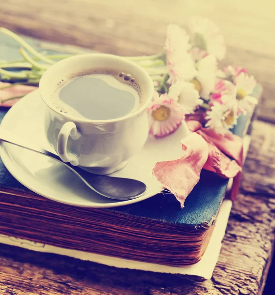 Vista Ravvicinata Della Tazza Caffè Con Fiori Libro Sul Tavolo — Foto Stock