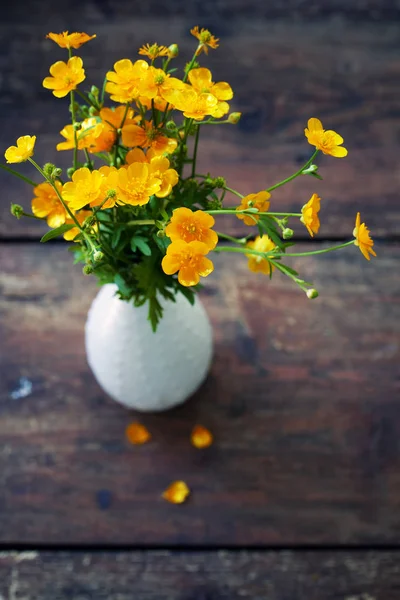 Κίτρινο Πεδίο Λουλούδια Λευκό Βάζο Ξύλινο Τραπέζι — Φωτογραφία Αρχείου