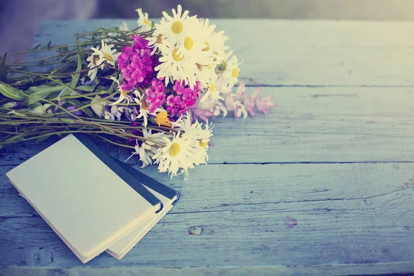 Bouquet Fiori Selvatici Tavolo Legno Squallido Con Libri Epoca — Foto Stock