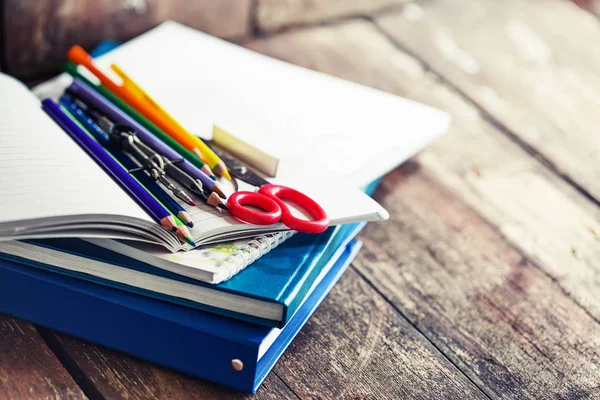 çeşitli çok renkli çizim öğeleri ve yıpranmış ahşap arka plan için makaslar