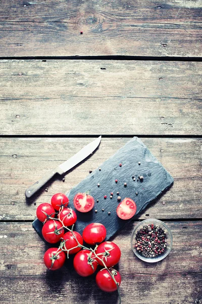 Aptitretande Gren Tomater Träbord — Stockfoto