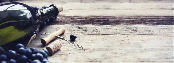 Weinflasche Korken Und Korkenzieher Auf Holzgrund — Stockfoto