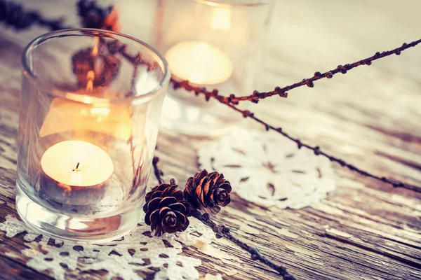 在玻璃和圣诞节装饰在木背景的复古风格的蜡烛特写视图 — 图库照片