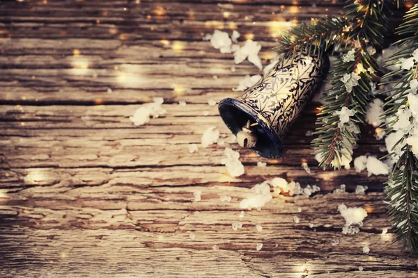 在复古风格的圣诞装饰品的冷杉树枝和钟的特写镜头视图 — 图库照片