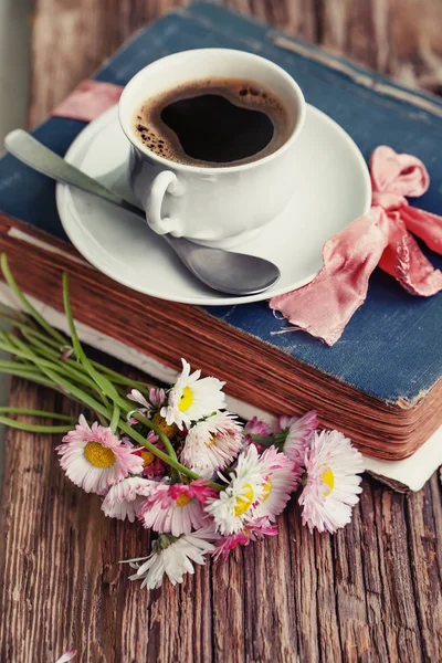 Smaczny Filiżankę Kawy Kwiaty Książki Podłoże Drewniane — Zdjęcie stockowe