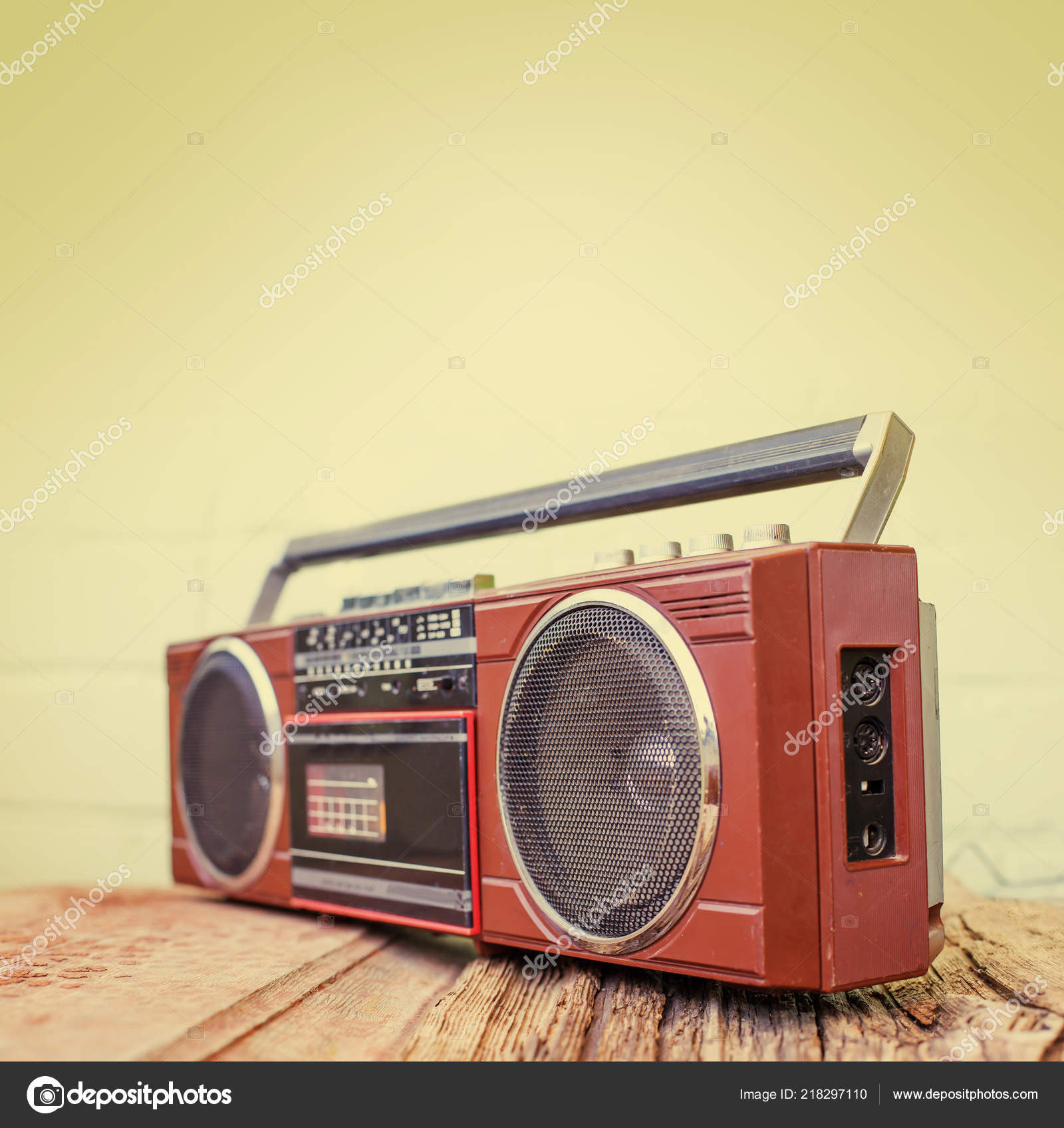 Radio De Vintage Et Lecteur De Cassettes Sur Le Fond De Couleur