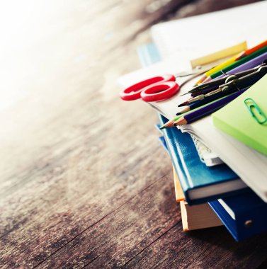 çeşitli çizim öğeleri rustik ahşap arka plan üzerinde renkli