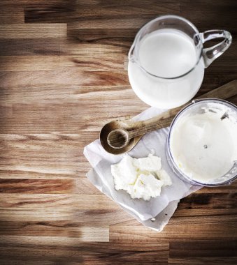 vintage mutfak gereçleri ve ahşap masa üzerinde pişirme süreci üstten görünüm