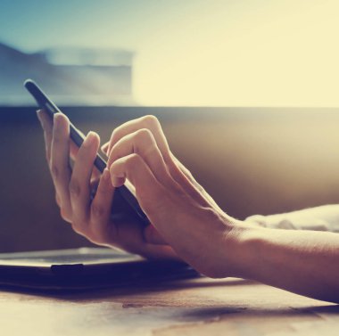 ahşap masa akıllı telefon kullanan kadın resim kırpılmış