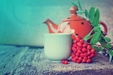 bardak kırmızı meyveler ile çay ve çay potu noktalı 