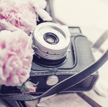 çiçekli vintage fotoğraf makinesinin closeup görünümü