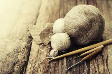 Renkli konu ve örgü iğneleri ahşap arka plan üzerinde