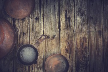 ahşap arka plan, mutfak konsepti üzerine kızarmış pan kaplar üstten görünüm