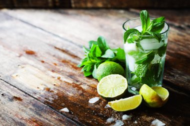 taze ev yapımı mojito cam closeup görünümünü ahşap tablo 