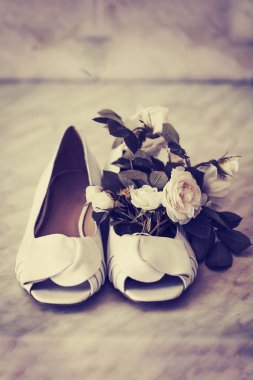 vintage ayakkabılar ve çiçekler closeup görünümü