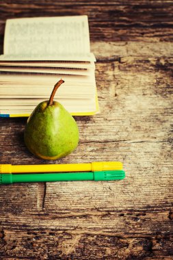 Kitabın ve tablo işaretleri ile Bütün Konfit armut 