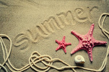 starfishes ve plaj oyuncakları kum üzerinde closeup görünümü