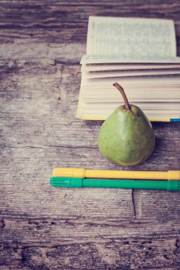 closeup görünümü iskele, kitap ve farklı okul malzemeleri ahşap tablo