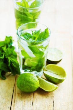 taze ev yapımı mojito cam closeup görünümünü ahşap tablo 