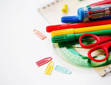 ahşap masa portre görünümü farklı okul malzemeleri