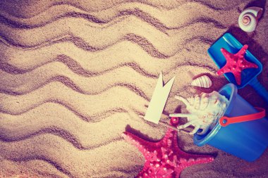 starfishes ve plaj oyuncakları kum üzerinde closeup görünümü