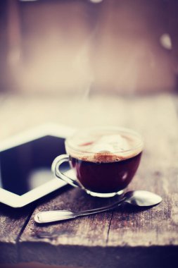 kahve fincanı buz ve dijital tablet ahşap masanın üzerinde yatan görünümünü portre