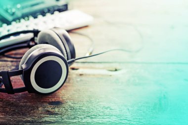 Ahşap arka plan üzerinde ses tunerli büyük kulaklıklar