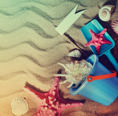 starfishes ve plaj oyuncakları kum üzerinde closeup görünümü