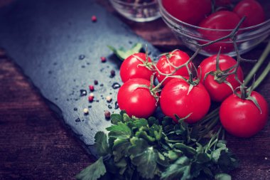Ahşap masa üzerinde domates iştah açıcı dalları