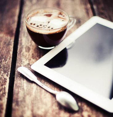 kahve fincanı buz ve dijital tablet ahşap masanın üzerinde yatan görünümünü portre