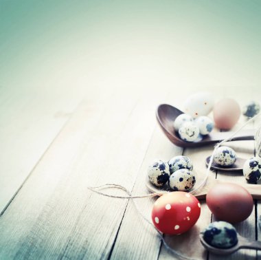 ahşap masa üzerinde şenlikli Paskalya süsleri 