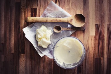 vintage mutfak gereçleri ve ahşap masa üzerinde pişirme süreci üstten görünüm