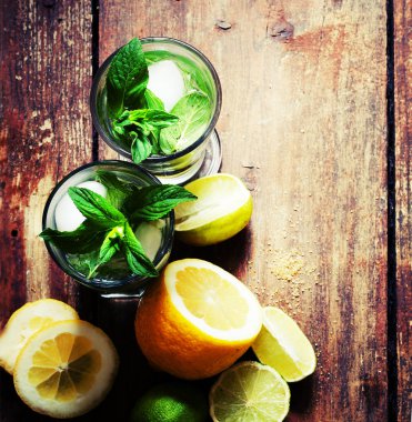 taze ev yapımı mojito cam closeup görünümünü ahşap tablo 