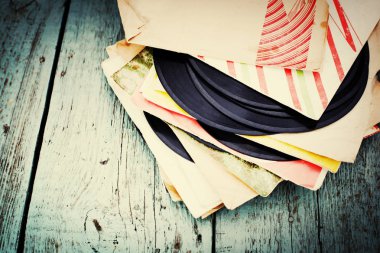 closeup vinil kayıtları ve kapakları ahşap masa üzerinde yığını üzerinde