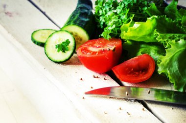 salatalık, domates ve ahşap arka plan üzerinde bıçak 