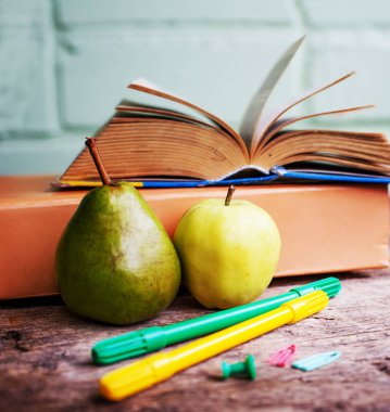 Bütün Konfit elma ve armut kitap ve işaretler tablo ile 