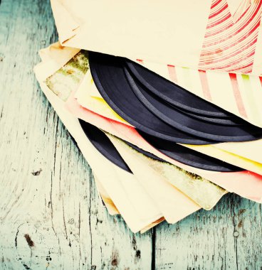 vinil kayıtları yığın closeup görünümünü ahşap tablo