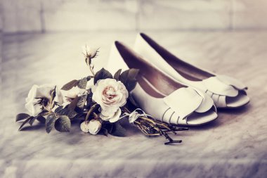 vintage ayakkabılar ve çiçekler closeup görünümü