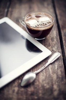 cam fincan sıcak espresso ve ahşap yüzey üzerinde dijital tablet