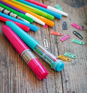 çeşitli çizim öğeleri rustik ahşap arka plan üzerinde renkli