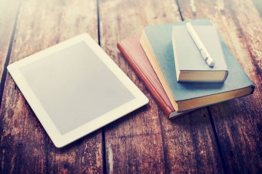 closeup görünümünü dijital tablet ve ahşap masanın üzerinde yatan dizüstü bilgisayarlar