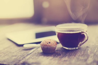 kahve fincanı buz ve dijital tablet ahşap masanın üzerinde yatan görünümünü portre