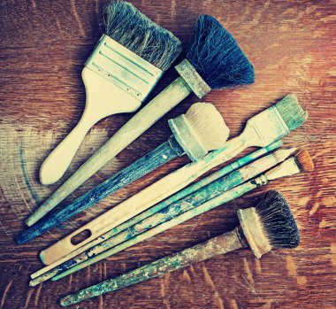 ahşap masa üzerinde farklı fırçalar closeup görünümü