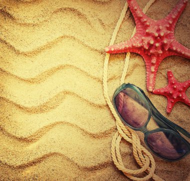 starfishes ve plaj oyuncakları kum üzerinde closeup görünümü