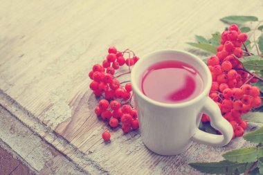 bitkisel çay Kupası masada kırmızı çilek ile