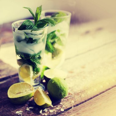 iki kadeh kokteyl limon ve nane ahşap tablo
