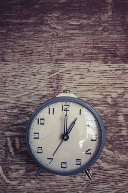 eski vintage saat ahşap yıpranmış masada