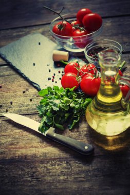 Ahşap masa kara tahta ile domates iştah açıcı Şubesi