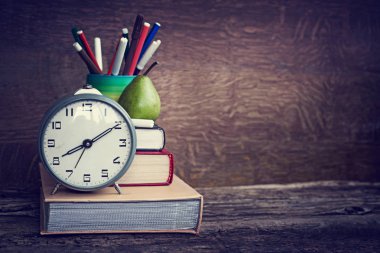 Bütün Konfit armut kitaplar, işaretleri ve masa saati 