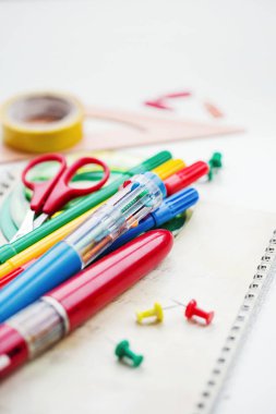 ahşap masa portre görünümü farklı okul malzemeleri